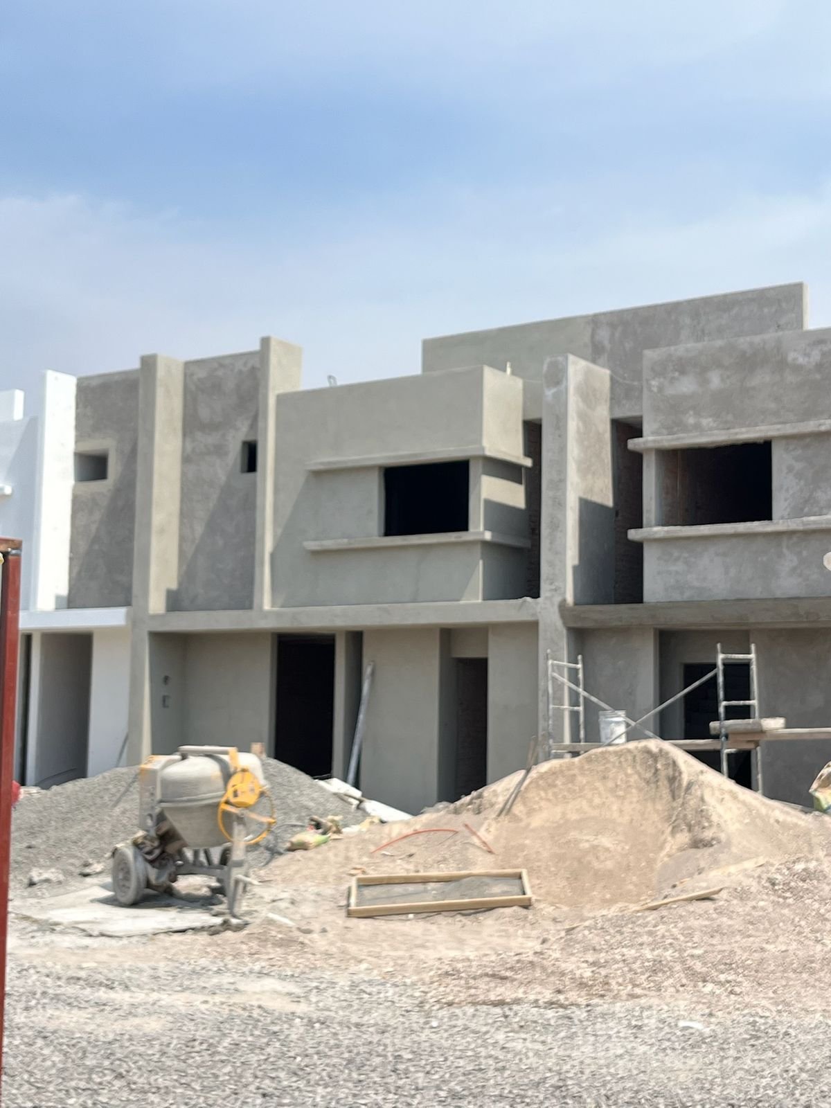 معدات حفر ورفع تابعة لشركات المقاولات العامة